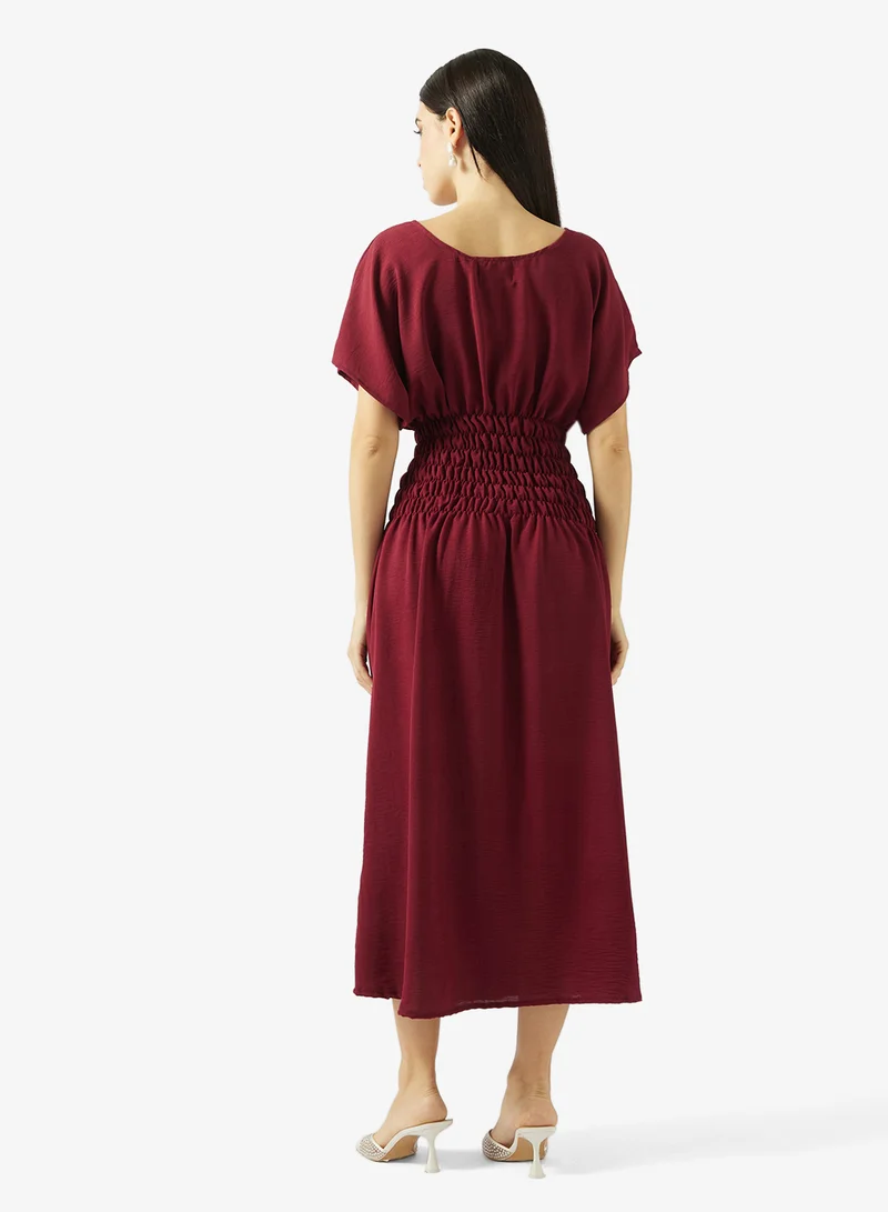 هيا كلوزيت فستان بياقة مربعة وحزام